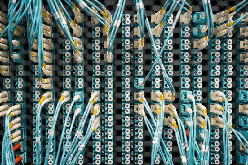 2025年存储硬件选型指南：磁盘阵列与NAS存储方案对比分析